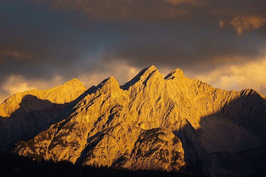 Montanha ao pôr do sol em tons dourados, arte gerada por IA